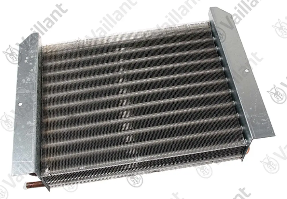 Verdampfer von Vaillant, flaches Bauteil mit lamellenartiger Oberfläche, zur Verwendung in Kühlsystemen. Metallrahmen und Anschlussrohre an den Seiten.